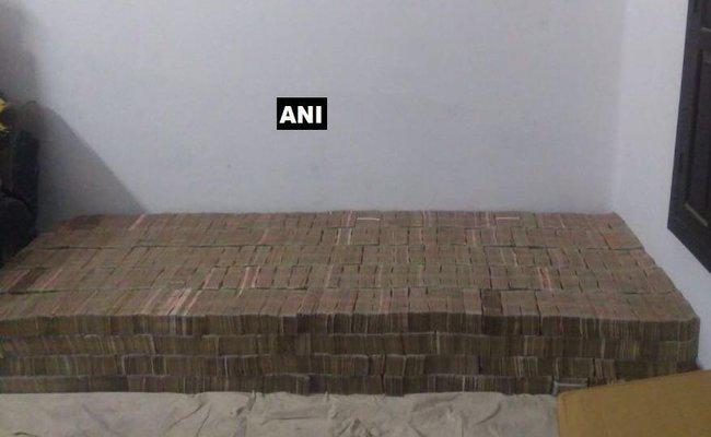 कानपुर में बिल्डर के घर से 96 करोड़ से अधिक के पुराने नोट बरामद, 16 गिरफ्तार