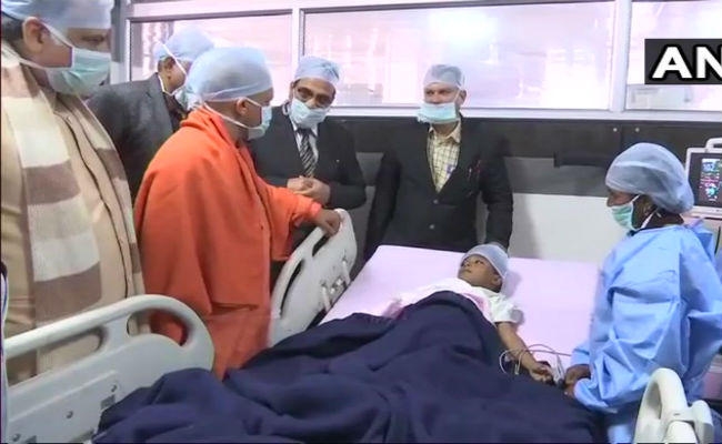 लखनऊ : घायल छात्र को देखने पहुंचे CM योगी, SSP ने कहा, छात्र के शरीर पर मिले बाल का होगा DNA टेस्ट, प्रिंसिपल गिरफ्तार
