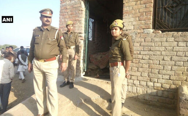 बांदा में एक ही परिवार के चार लोगों की कुल्हाड़ी से काट कर हत्या, आरोपित फरार, पुलिस को मिली हत्या में प्रयुक्त कुल्हाड़ी