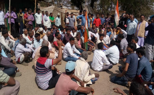 झारखंड : प्रखंड बनाने की मांग को लेकर सड़क पर उतरे ग्रामीण, सभी दुकानें बंद