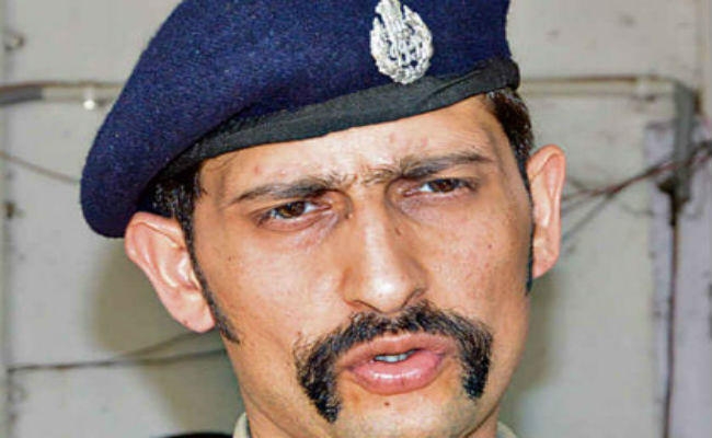 शराब के नशे में नाच रहे थे दारोगा, जब वीडियो क्लिप एसएसपी मनु महाराज के पास पहुंची तो…