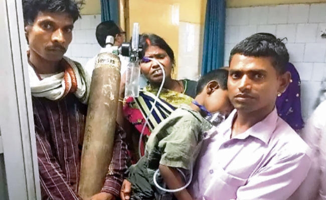 बिहार : परिजन कंधे पर ऑक्सीजन सिलिंडर लेकर PMCH से IGIS का लगाते रहे चक्कर, छह साल की बच्ची की मौत