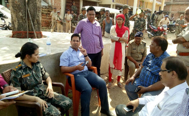 कोडरमा के नावाडीह में मांस का टुकड़ मिलने के बाद बवाल, 17 बाइक, कार व टेंपो क्षतिग्रस्त, पुलिस तैनात