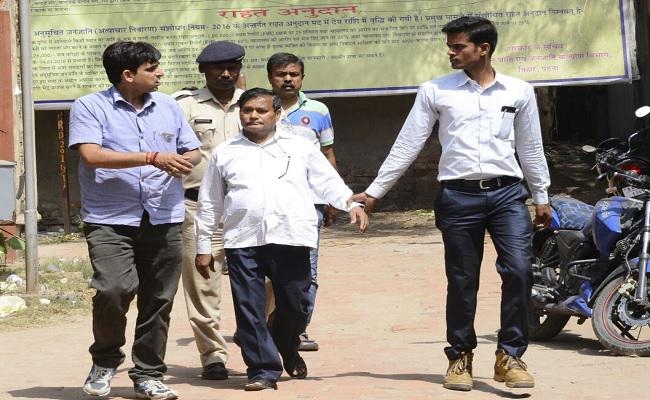 बिहार : गया में 20 हजार रिश्वत लेते एसडीओ कार्यालय का अादेशपाल गिरफ्तार
