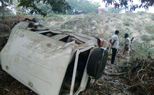 अपहृत युवक को शादी के बाद रोसड़ा ले जा रही पुलिस जीप पलटी, एक की मौत, दूल्हा-दुल्हन समेत दर्जन भर जख्मी