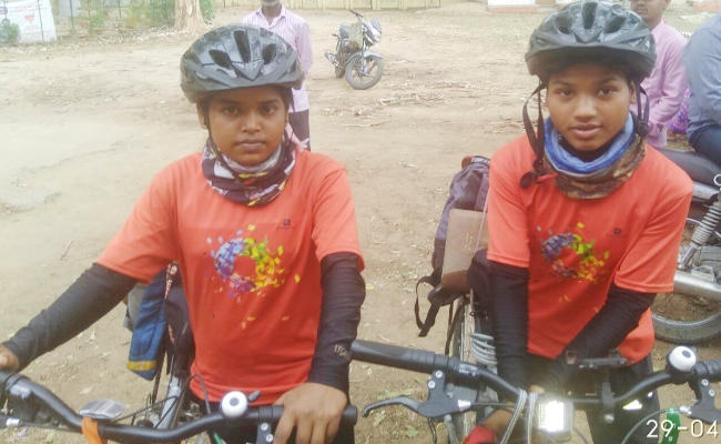 बिहार, झारखंड की दो बेटियों ने साइकिल से की 17 राज्य की यात्रा