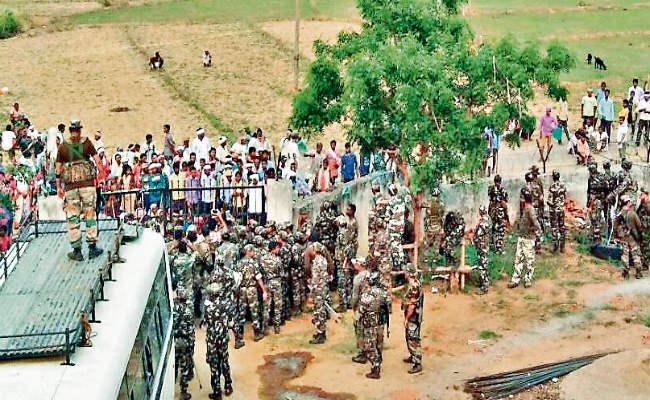 खूंटी : पत्थलग��़ी करानेवाले की गिरफ्तारी का विरोध में अड़की थाना घेरा, बंधक रही पुलिस, सड़क जाम
