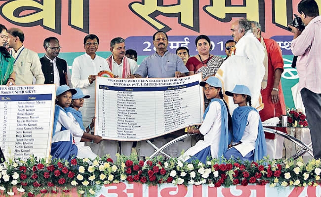 गुमला में मुख्यमंत्री रघुवर दास ने कहा, चार माह में 25 हजार युवाओं को मिलेगा रोजगार