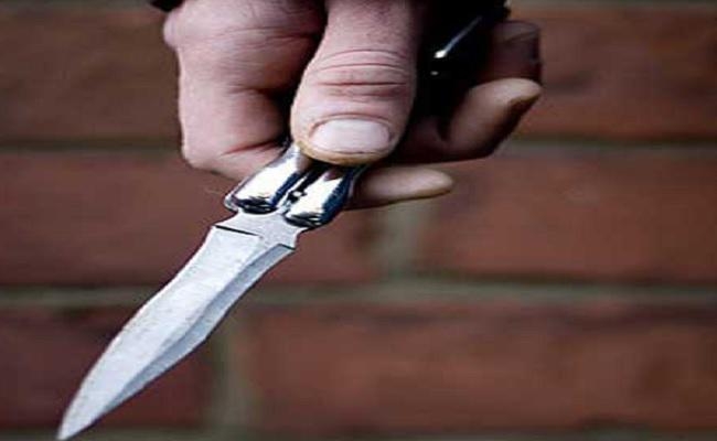 क्राइम : पत्नी और दो बेटों की हत्या कर खुद को चाकू मारा, हालत गंभीर