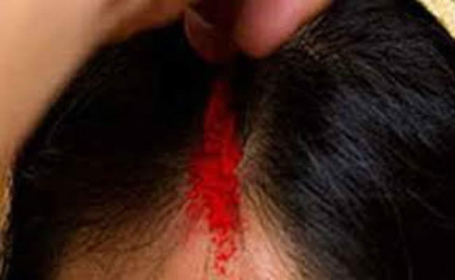 छात्रा की मांग में डाला सिंदूर, फिर किया पुलिस के सामने सरेंडर