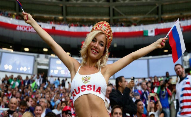 FIFA WC: रूस की सेक्सी फैन नताल्या ने तोड़ी चुप्पी, कहा- कभी नहीं रही पॉर्न स्टार और वीडियो…