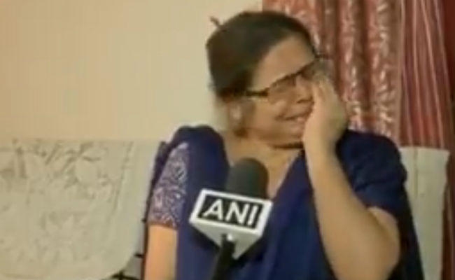 VIDEO: सीएम रावत के व्यवहार पर फफक कर रो पड़ीं महिला शिक्षिका कहा- बेइमानों को बेइमान ही बोलूंगी…