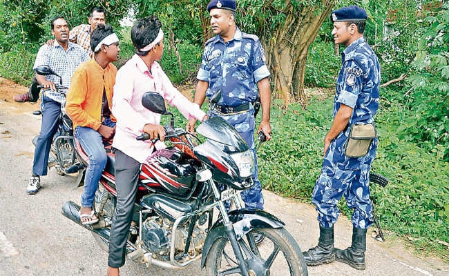 खूंटी : …जब गिरफ्तार करने गयी पुलिस टीम को महिलाओं ने घेरा, कहा, मुंडाओं के देश में आप कैसे चले आये, चले जाइये