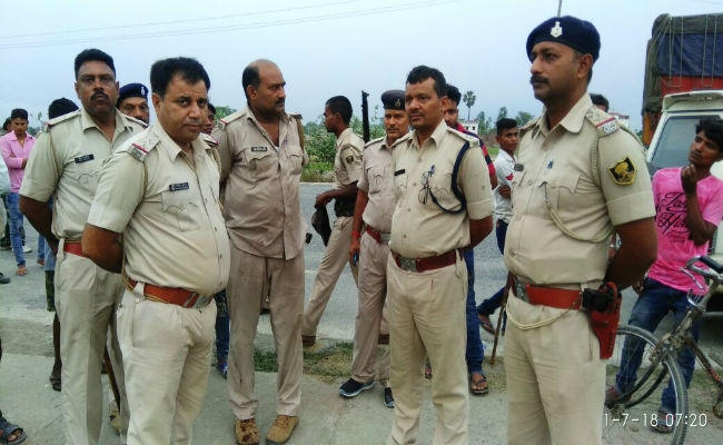गोपालगंज : बाइक सवार मां-बाप समेत दो बेटियों को ट्रक ने रौंदा, तीन की मौत