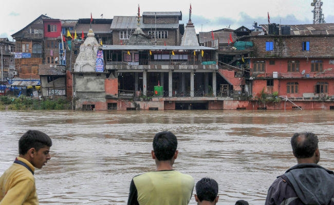 असम और जम्मू-कश्मीर में बाढ़ से अब तक 35 की मौत, राजनाथ सिंह ने दिया मदद का आश्वासन