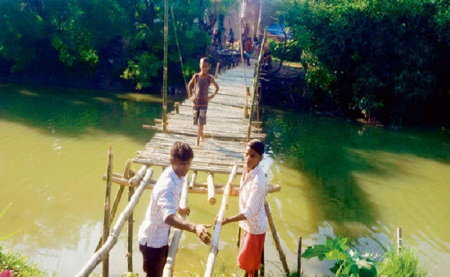 मालबाजार: श्रमदान के जरिये ग्रामीणों ने बनाया बांस पुल