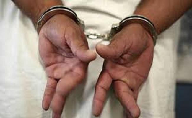 बिहार : सीवान में अवैध तरीके से विदेश भेजने वाली एजेंसी से सौ पासपोर्ट जब्त, संचालक गिरफ्तार