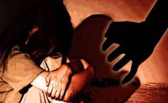 आठ साल की बच्ची से सगे बड़े भाई ने किया बलात्कार