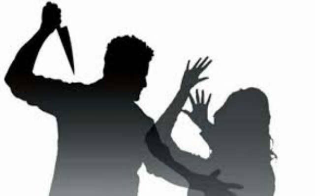 अवैध संबंध का विरोध करने पर पत्नी की हत्या का प्रयास