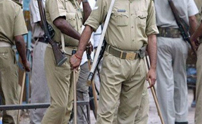 छेड़खानी को लेकर मारपीट व फायरिंग, गोली लगने से युवक व रोड़ेबाजी में आधा दर्जन लोग घायल