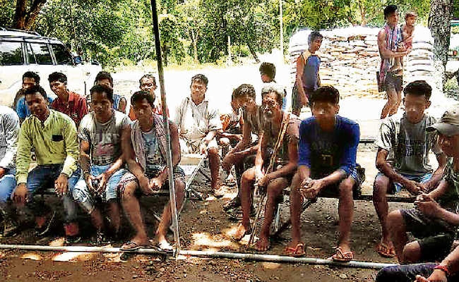 खूंटी : कुरुंगा में ग्रामसभा, ग्रामीणों ने कहा, हमें विकास पसंद, मोस्टवांटेड जोनास तिड व समद को करायेंगे सरेंडर