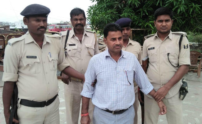 30 हजार रुपये रिश्वत लेते निगरानी के हत्थे चढ़े DUDA के जूनियर इंजीनियर