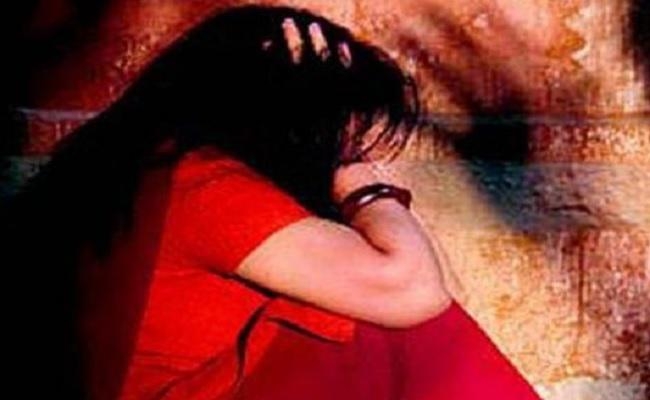 छठी कक्षा की छात्रा से छेड़खानी के आरोप में ग्रामीणों ने शिक्षक को पीटा