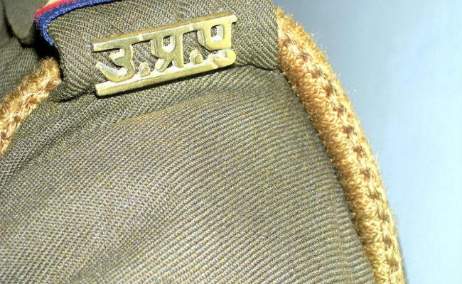 हत्या का नहीं मिला सुराग, भरी पंचायत में पुलिस अफसर को दे दी टुकड़े-टुकड़े करने की धमकी