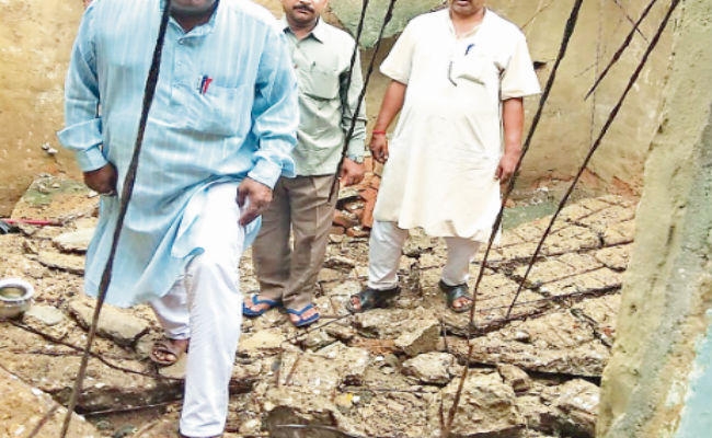 जयनगर : ….जब हल्की बारिश में गिर गया इंदिरा आवास