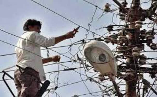 500 से अधिक आवासों से काटा गया अवैध विद्युत कनेक्शन