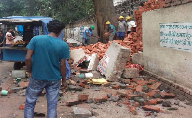 डोरंडा एजी ऑफिस के पीछे की निर्माणाधीन दीवार गिरी, तीन घायल