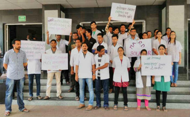 MP : पांच सरकारी मेडिकल कॉलेजों के 1200 जूनियर डॉक्टरों ने दिया इस्तीफा, जानिये क्यों…?