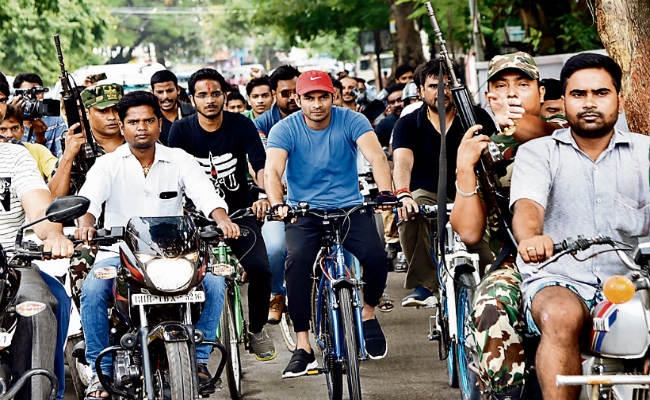 पटना :तेजस्वी की साइकिल के कैरियर पर नहीं बैठा विपक्ष, साइकिल चलाने के दौरान गिरे तेजप्रताप, कही ये बात