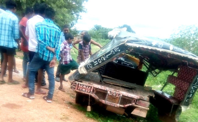 गुमला : सड़क हादसे में धान रोपने जा रही 21 महिलाएं घायल