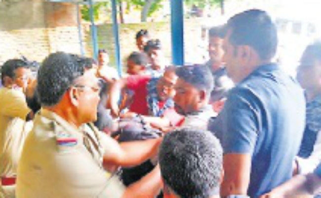 अप्राकृतिक यौनाचार का मामला: स्कूल में ताला, सोमवार को पठन-पाठन पर संशय