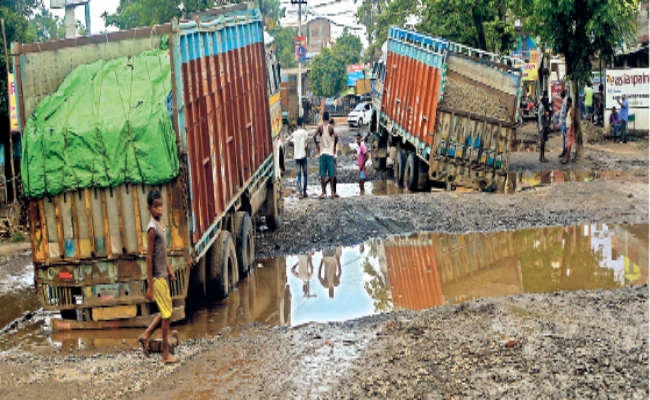 एक जेसीबी के भरोसे शुरू किया काम, दिनभर गिरते-पड़ते रहे लोग