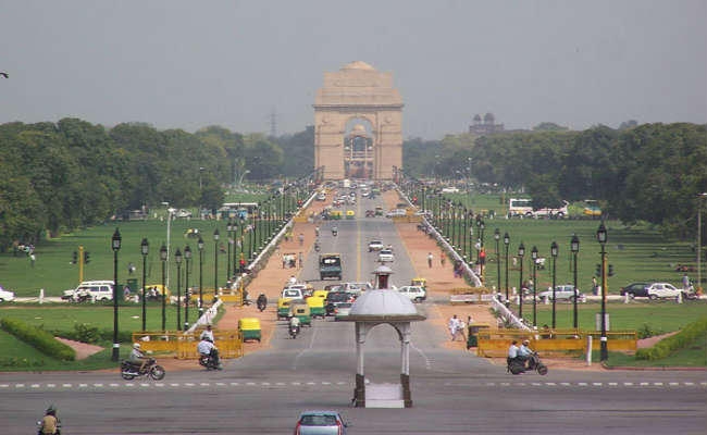 जड़ों से कटा आधारहीन वर्ग