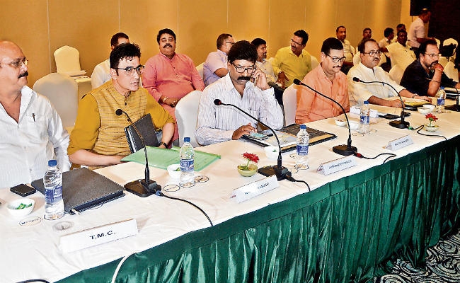 वित्त आयोग ने राजनीतिक दलों के साथ की बैठक, सभी दलों ने राज्य के लिए मांगी आर्थिक मदद