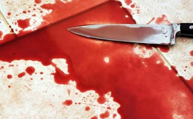 युवक की गला रेतकर हत्या, वहां मौजूद परिजनों को भनक तक न लगी