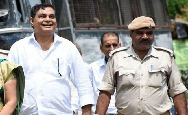 मुजफ्फरपुर बालिका गृहकांड : मंत्री मंजू वर्मा के पति व ब्रजेश ने की 17 बार फोन पर बात