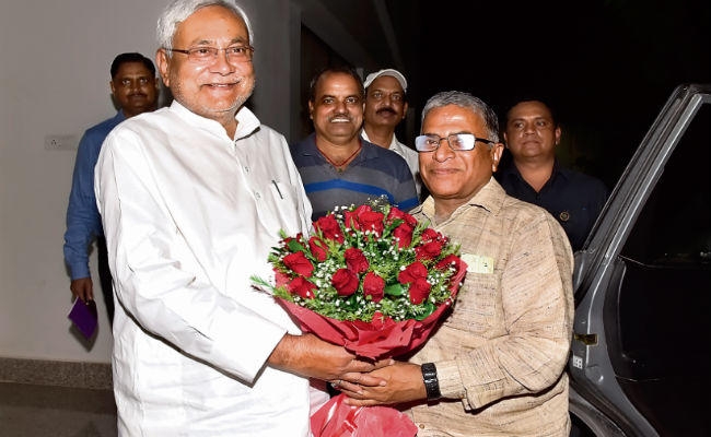 पटना : …..जब जदयू कार्यकर्ताओं ने किया राज्यसभा के उपसभापति हरिवंश का स्वागत