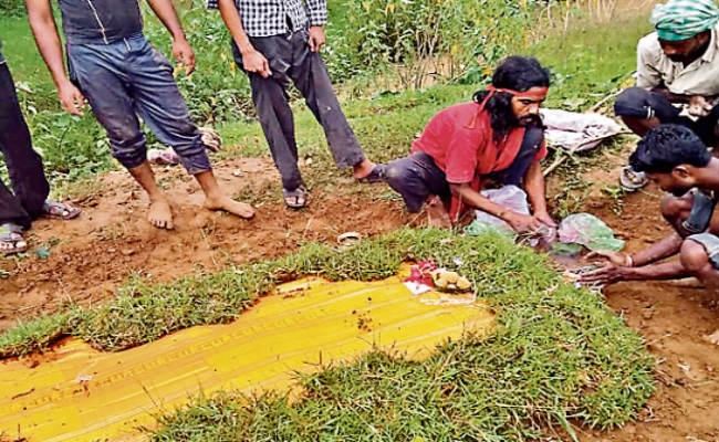 लोहरदगा : …जब गाय का हिंदू रीति-रिवाज से किया अंतिम संस्कार, श्राद्ध कर्म के लिए छपवाया निमंत्रण कार्ड