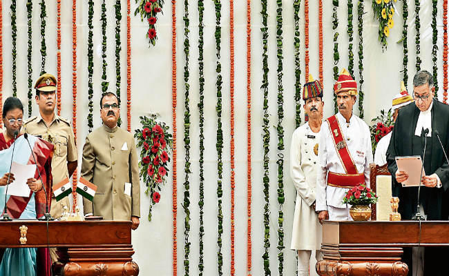 रांची : चीफ जस्टिस अनिरुद्ध बोस ने ली शपथ, अपनी मां शोभा बोस का पैर छूकर लिया आशीर्वाद