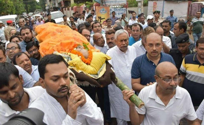 मुख्यमंत्री नीतीश कुमार के ससुर का निधन, बांसघाट पर हुआ अंतिम संस्कार, राज्यपाल समेत कई लोगों ने जताया शोक