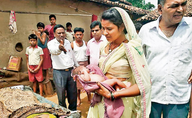 गांडेय : सीएचसी में ना डॉक्टर ना एंबुलेंस तड़प-तड़प कर मर गयी प्रसूता