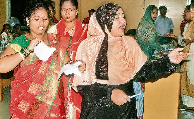 रांची : वार्ड पार्षदों ने सफाईकर्मियों की सूची फाड़ी मेयर से कहा : एस्सेल इंफ्रा को चलता करें