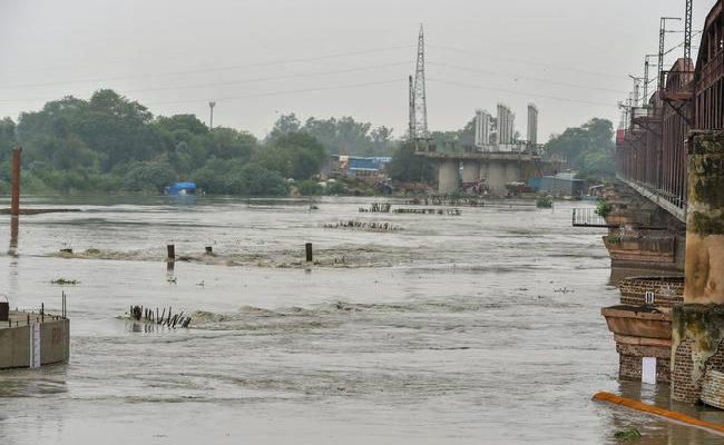 यमुना खतरे के निशान से ऊपर, 613 लोगों को सुरक्षित स्थान पर ले जाया गया