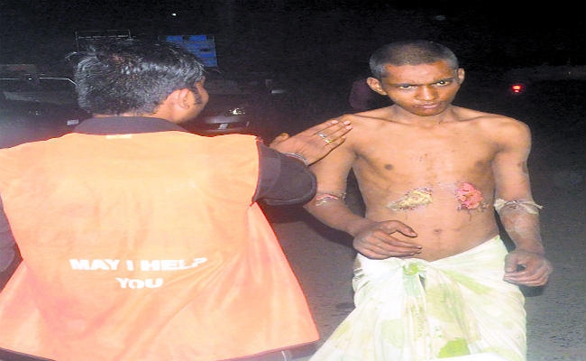 मानसिक रूप से बीमार व जख्मी युवक को रिम्स के गार्ड ने धक्का देकर बाहर निकाला