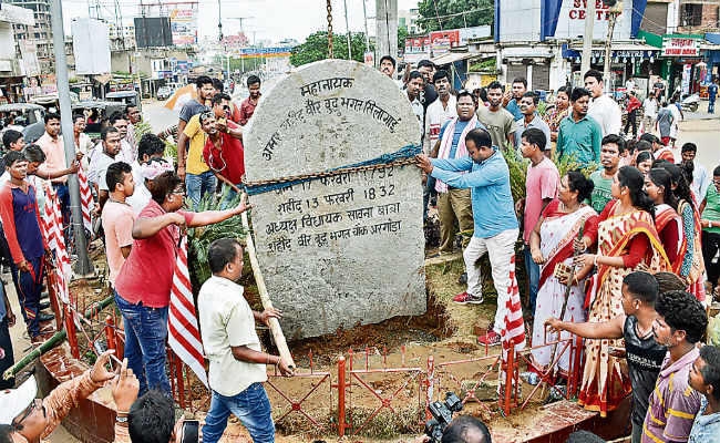 रांची : अरगोड़ा चौक पर अमर शहीद वीर बुधु भगत के नाम पर पत्थलगड़ी पुनर्स्थापित