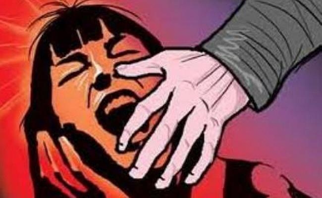स्कूल की बच्चियों से छेड़खानी करने वाला युवक जब चढ़ा अभिभावकों के हत्थे, उसके बाद…